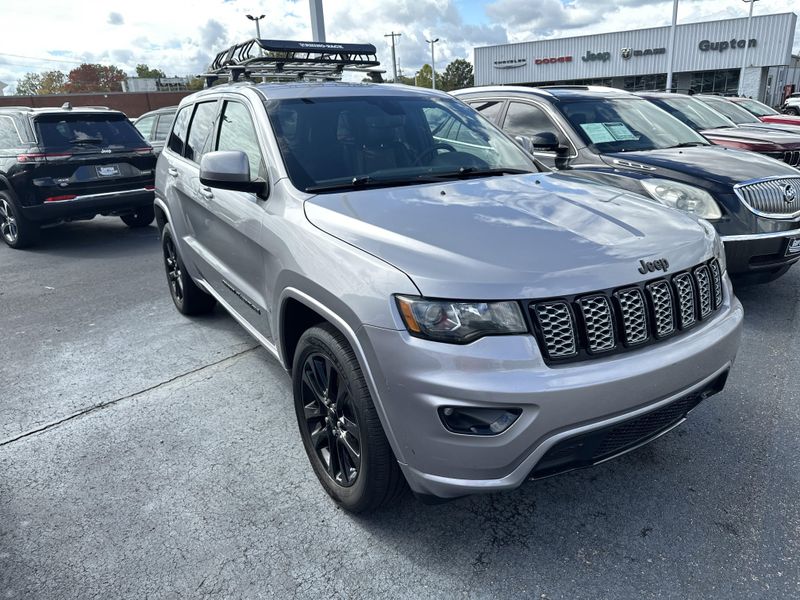 2018 Jeep Grand Cherokee Altitude photo 2