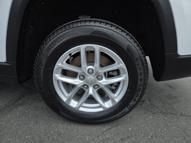 Used 2023 Jeep Grand Cherokee L Laredo 4x2