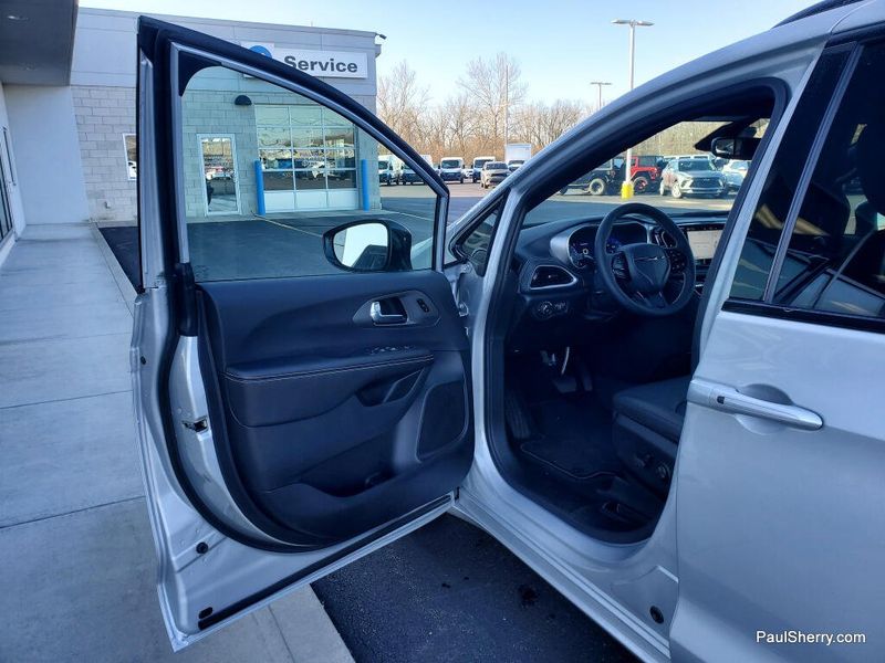 New 2026 Chrysler Pacifica Select