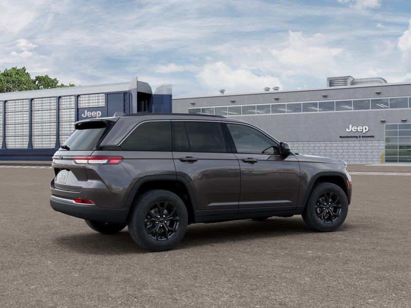 New 2026 Jeep Grand Cherokee Laredo Altitude 4x4