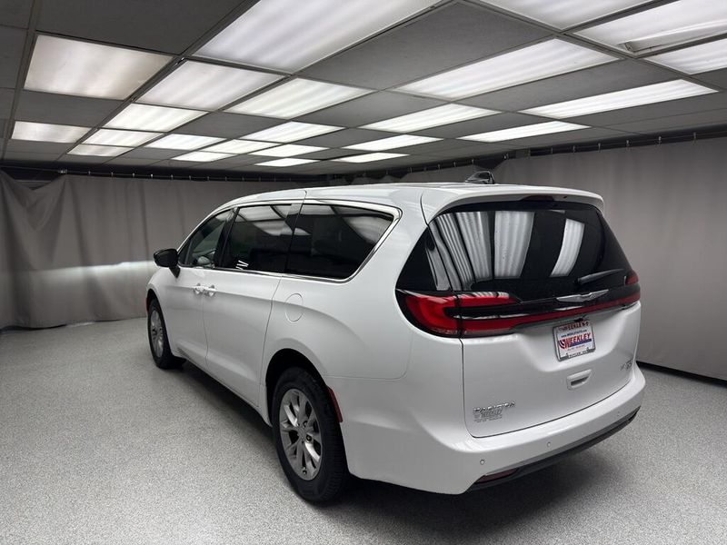 New 2026 Chrysler Pacifica Limited AwdImage 2