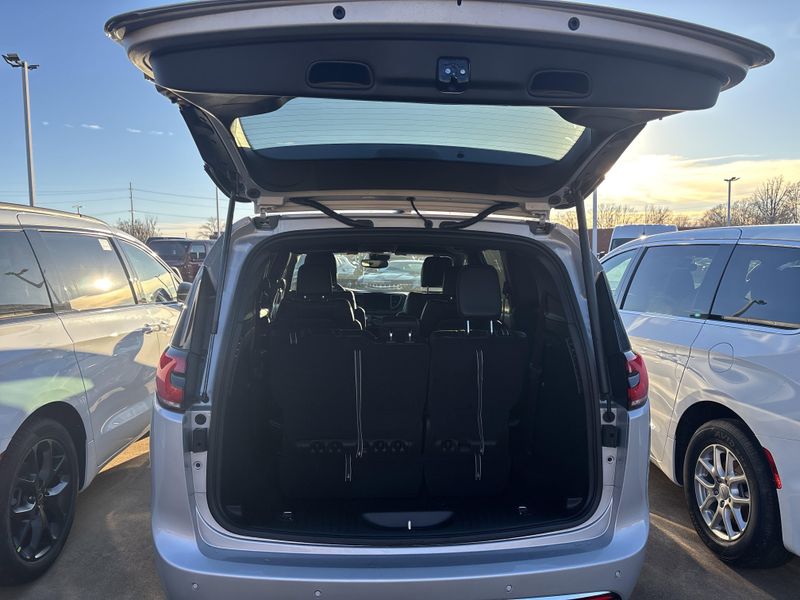 New 2026 Chrysler Pacifica SelectImage 8