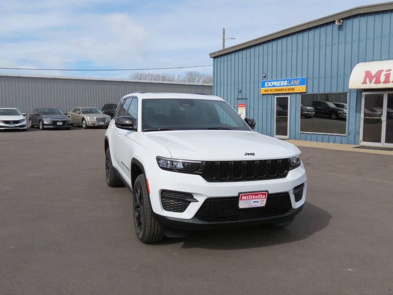 Used 2025 Jeep Grand Cherokee Altitude 4x4 4dr SUVImage 3