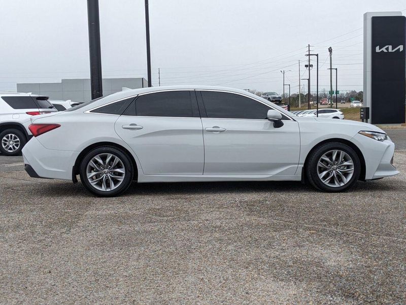 2022 Toyota Avalon Hybrid XLE in a Ice Edge exterior color and Blackinterior. Johnson Dodge 601-693-6343 pixelmotiondemo.com 