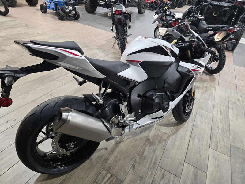 New 2026 Honda CBR1000RR PEARL WHITE Image 3