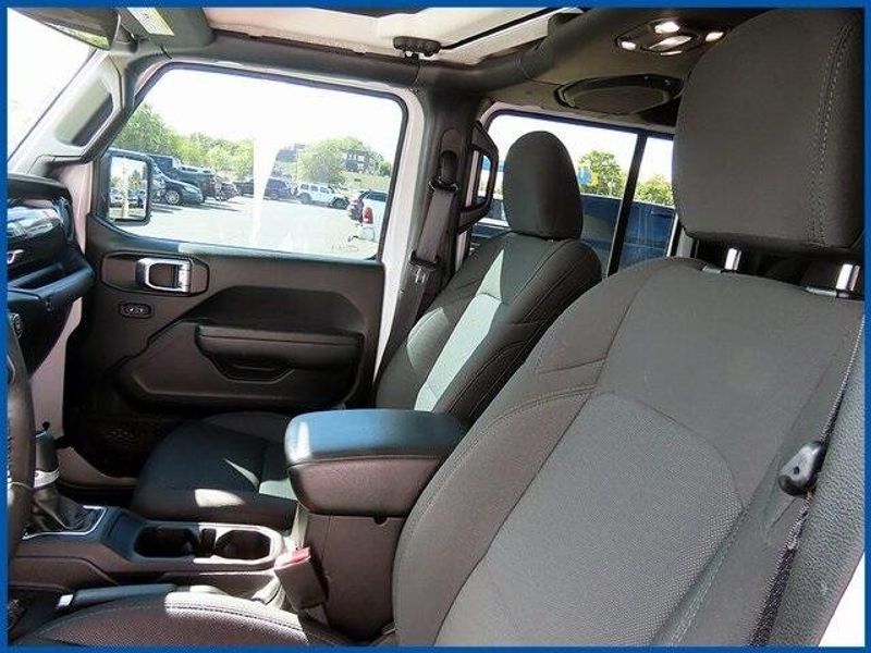 2022 Jeep Gladiator Altitude photo 12