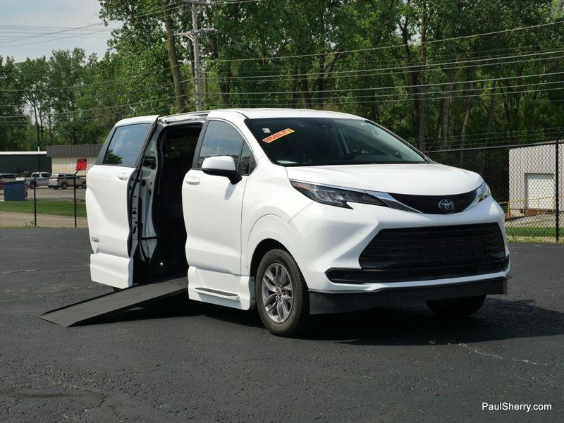 2022 Toyota Sienna Hybrid LEImage 11