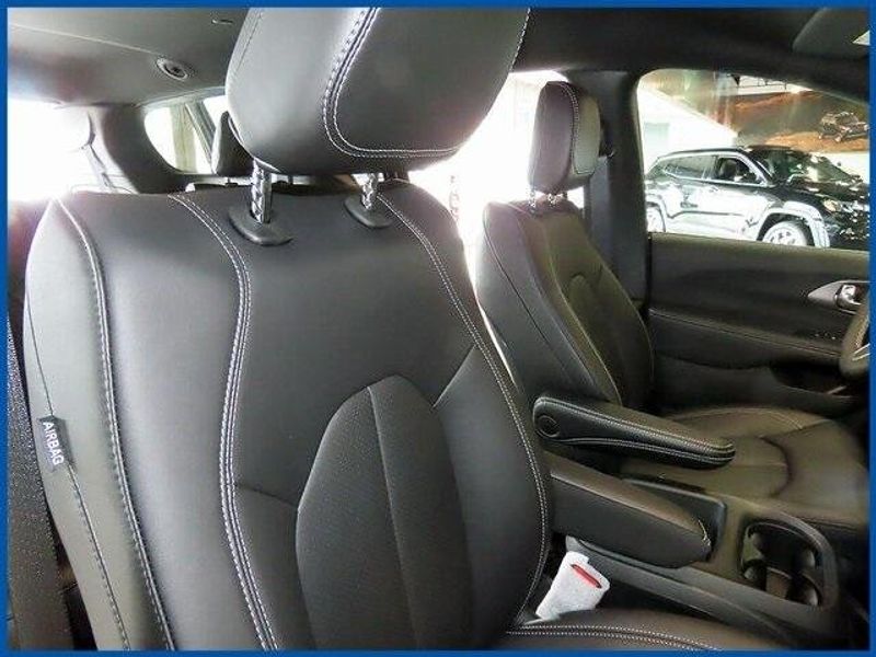 New 2025 Chrysler Voyager LXImage 7