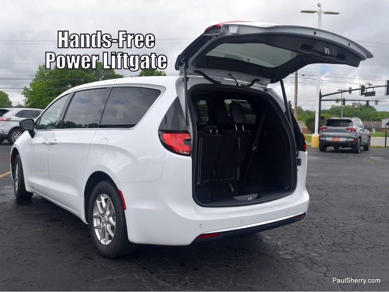 New 2025 Chrysler Pacifica SelectImage 13