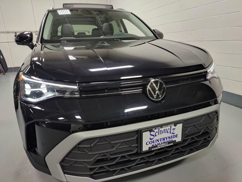 Used 2025 Volkswagen Taos SE AWD w/SunroofImage 2
