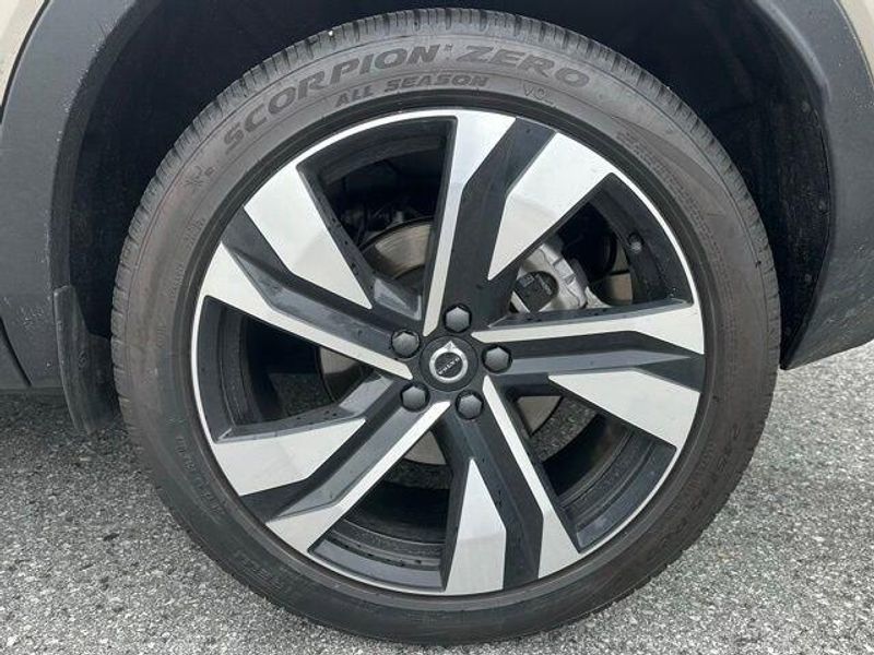 2024 Volvo XC40 Plus Bright Theme