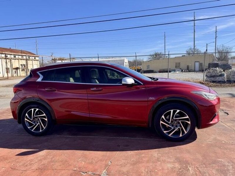 Used 2017 INFINITI QX30 PremiumImage 4