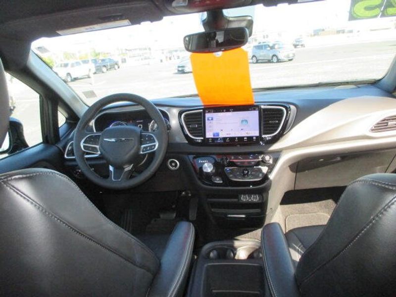 Used 2025 Chrysler Pacifica SelectImage 30