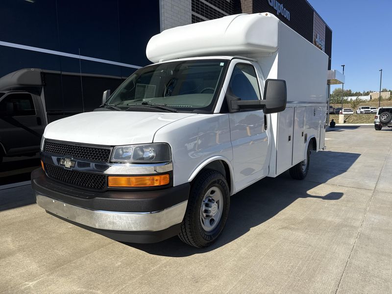 Used 2017 Chevrolet Express Cutaway Image 2