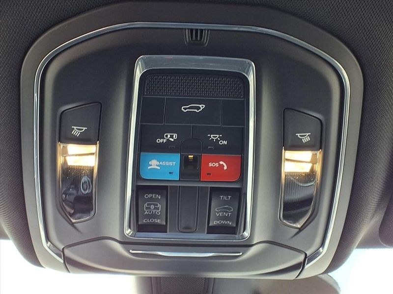 2025 Jeep Grand Cherokee Altitude photo 14