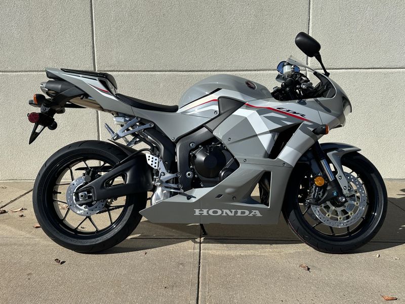 2025 Honda CBR600RRImage 2