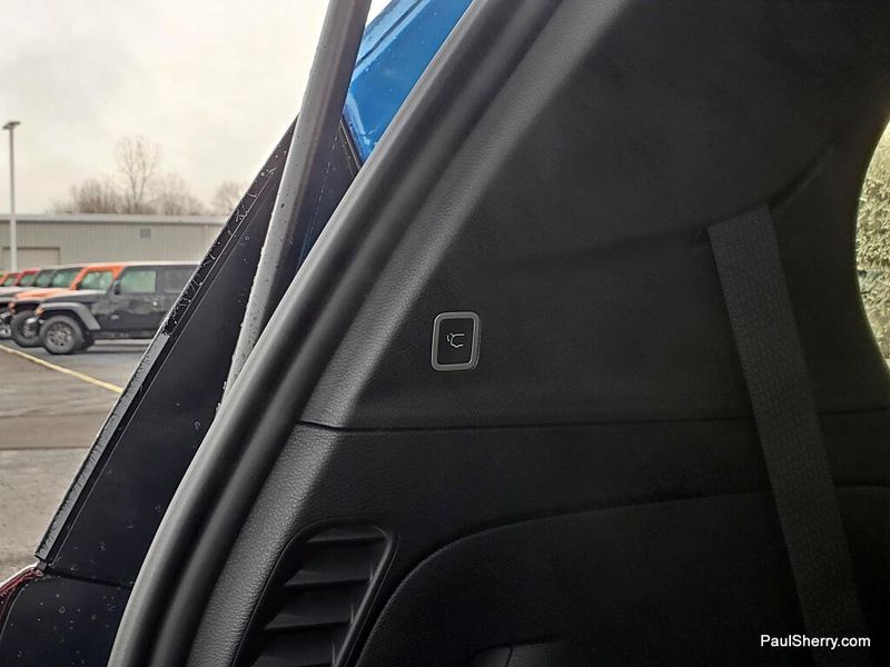 New 2026 Chrysler Pacifica Select