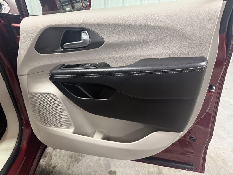 Used 2022 Chrysler Pacifica Touring LImage 10