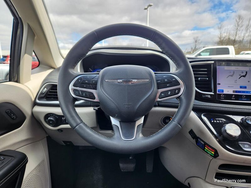 Used 2022 Chrysler Pacifica Touring L