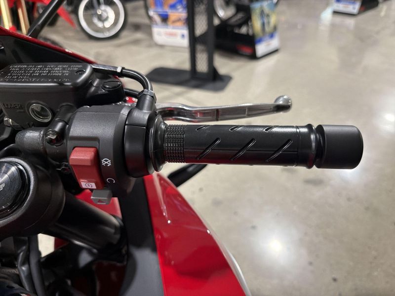 New 2026 Honda CBR650R E-CLUTCH Image 24
