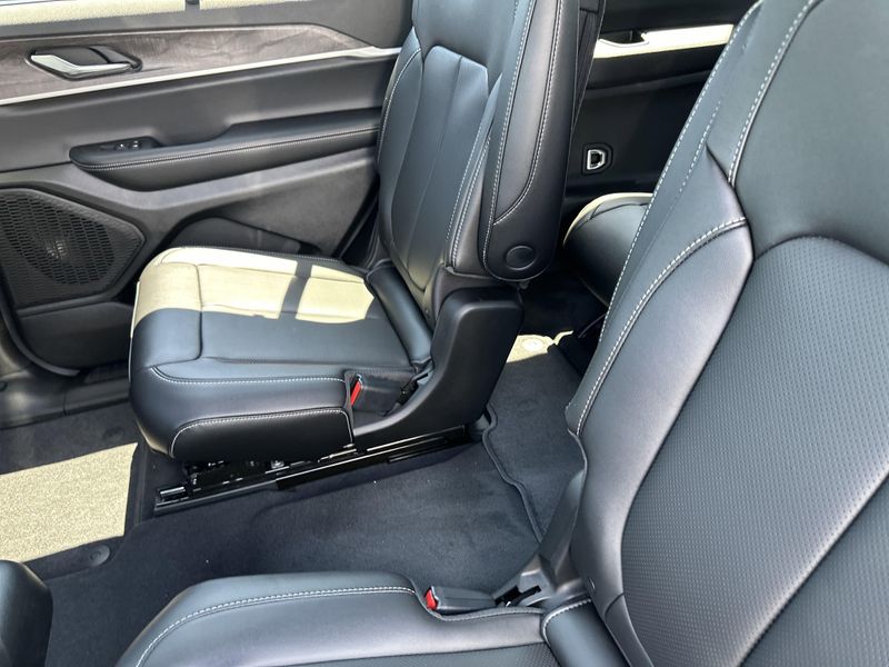 New 2025 Jeep Grand Cherokee L Limited 4x4Image 19