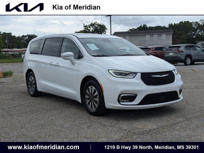 2022 Chrysler Pacifica Hybrid Touring LImage 1