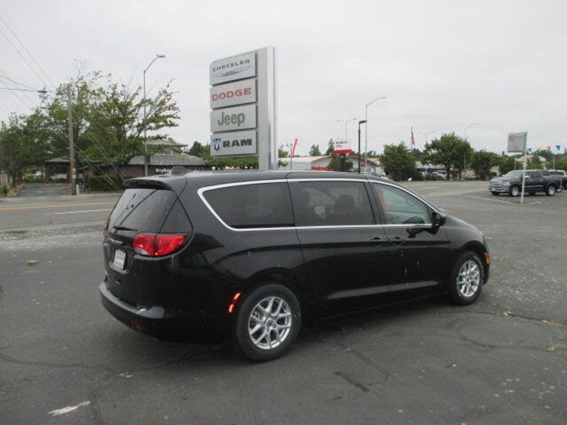 Used 2023 Chrysler Voyager LXImage 7
