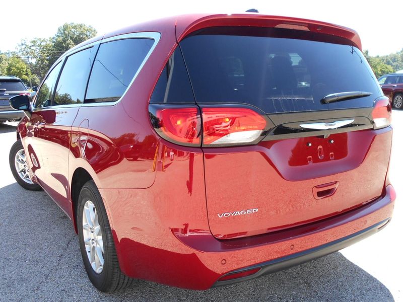 New 2025 Chrysler Voyager LxImage 3