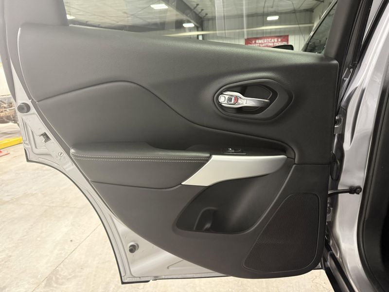 Used 2018 Jeep Cherokee Latitude PlusImage 22