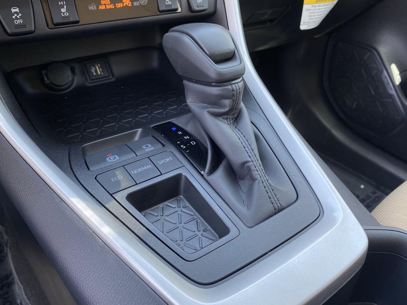 2025 Toyota RAV4 XLEImage 18