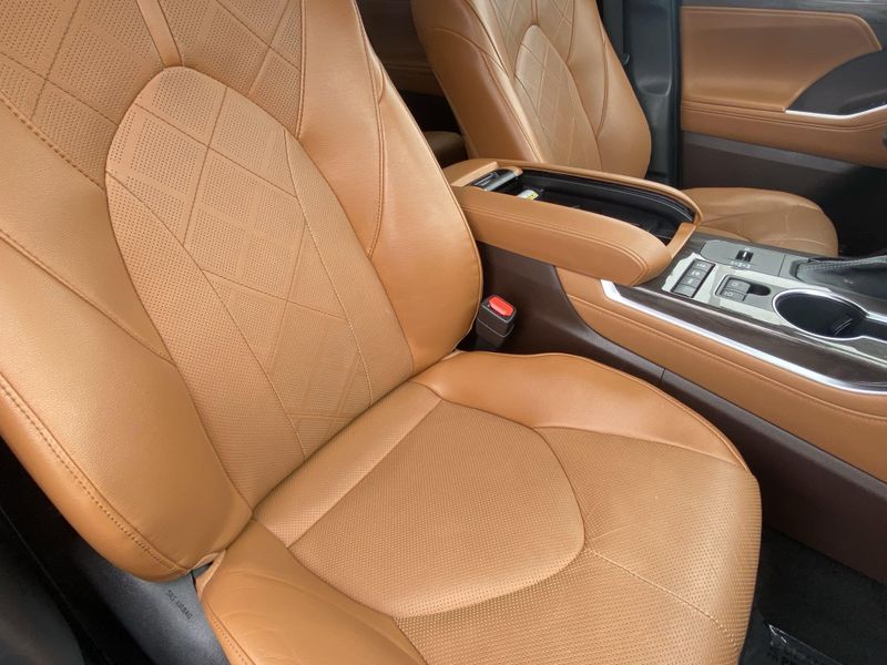 2022 Toyota Highlander PlatinumImage 13