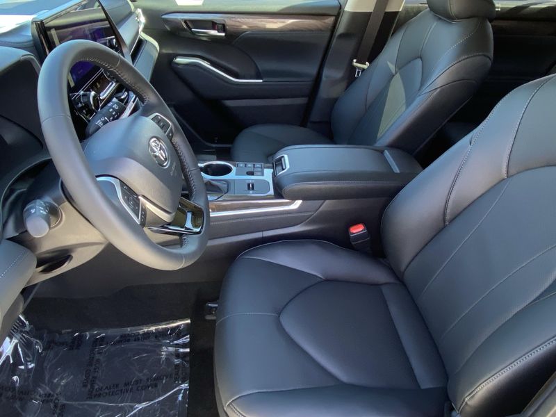 New 2025 Toyota Highlander Hybrid LimitedImage 14