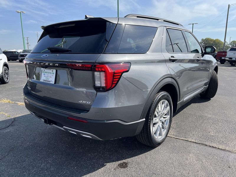 2025 Ford Explorer photo 4