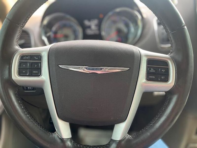 Used 2014 Chrysler Town & Country Image 9