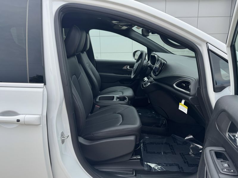 New 2025 Chrysler Pacifica SelectImage 15