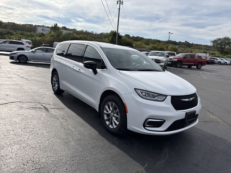 2026 Chrysler Pacifica photo 4