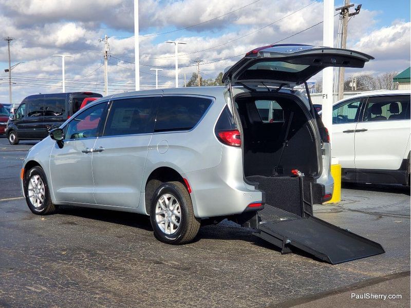 2026 Chrysler Pacifica photo 2