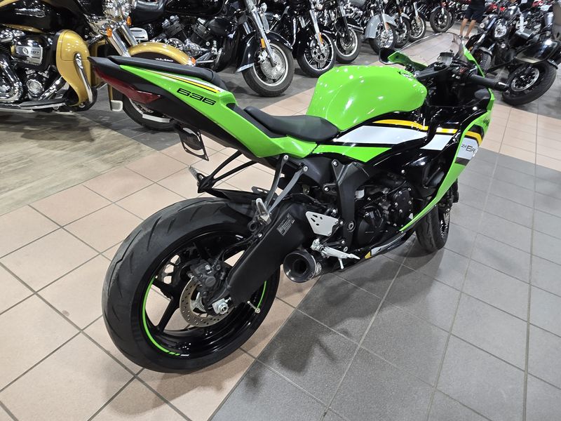 USED 2025 KAWASAKI NINJA ZX6R KRT EDITION LIME GREEN AND EBONY AND PEARL BLIZZARD WHITE Image 5