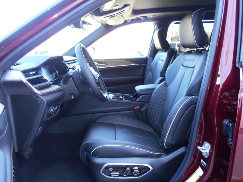 2025 Jeep Grand Cherokee Summit Reserve 4x4Image 6