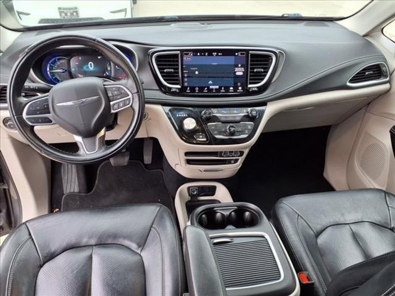 2022 Chrysler Pacifica Hybrid Touring LImage 4