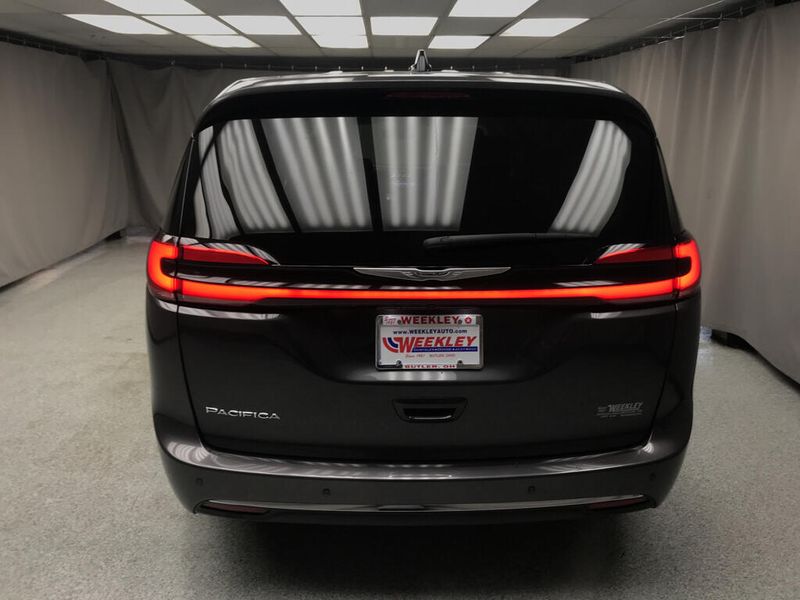Used 2023 Chrysler Pacifica Touring LImage 15