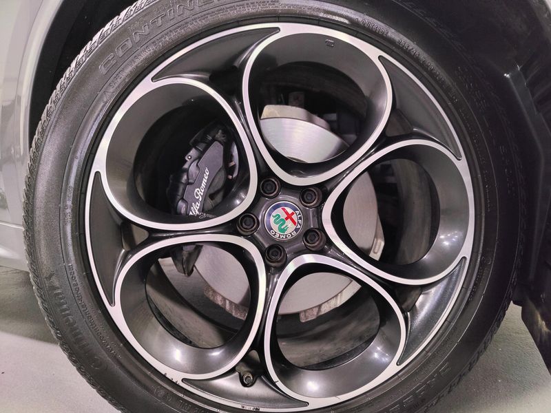 Used 2020 Alfa Romeo Stelvio Ti AWD w/Sunroof & NavImage 7