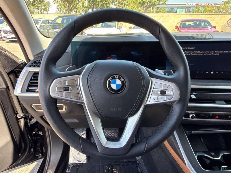 Used 2025 BMW X7 xDrive40iImage 24