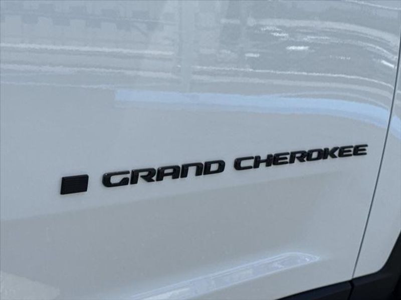 New 2026 Jeep Grand Cherokee Laredo Altitude 4x2