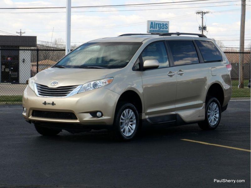 2014 Toyota Sienna XLEImage 24
