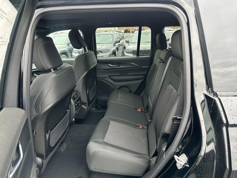 2025 Jeep Grand Cherokee Laredo X 4x4Image 13