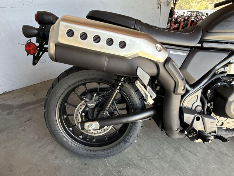 2025 Honda SCL500 Image 13