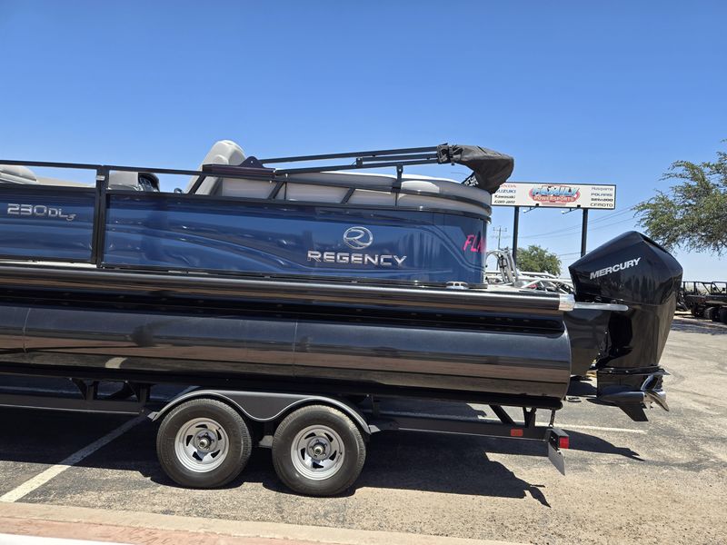 USED 2022 TRACKER REGENCY 230 DL3 Image 4