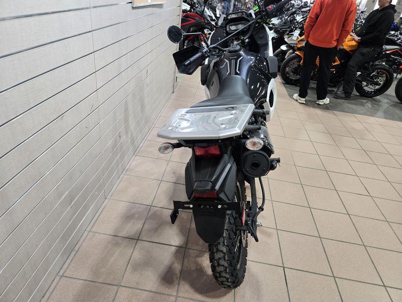 2025 Kawasaki KLR 650 PEARL CRYSTAL WHITE AND METALLIC CARBON GRAYImage 6