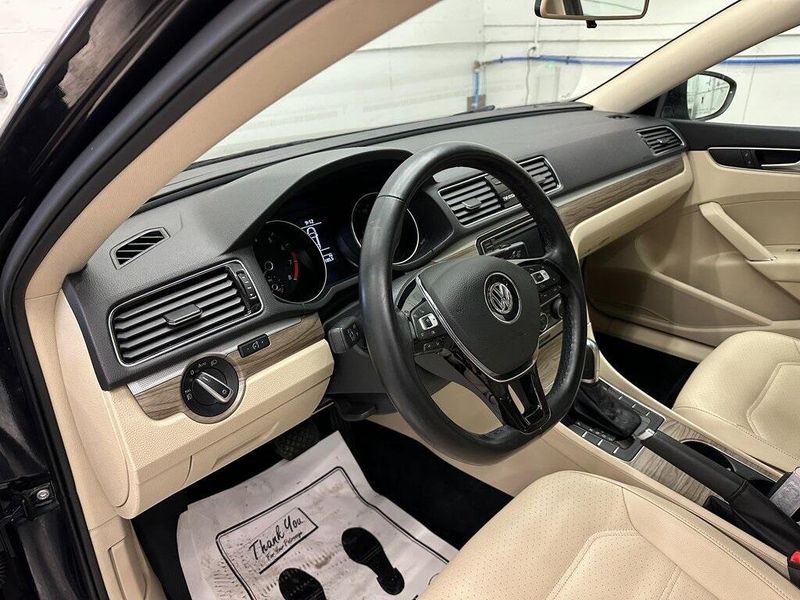 2018 Volkswagen Passat 2.0T SEImage 19